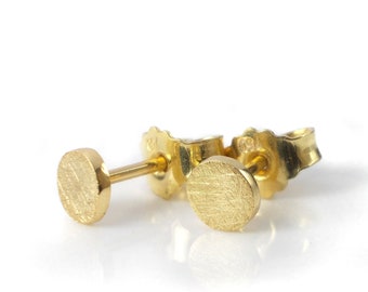 Boucles d'oreilles minimalistes en or jaune riche 18 carats 5 mm avec une surface mate glacée