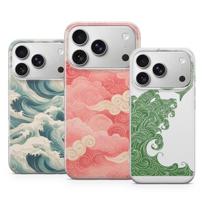 Könnte beinhalten: Drei Smartphone-Hüllen mit unterschiedlichen Designs: eine mit blauen und weißen wirbelnden Meereswellen, eine mit rosa und cremefarbenen geschichteten Wolken und eine mit einer grünen Wellengrafik auf weißem Grund, alle mit dreifachen Kameraaussparungen.