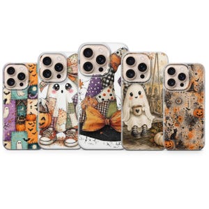Peut inclure: Cinq coques de téléphone transparentes avec des motifs sur le thème d'Halloween. Les designs incluent des fantômes en patchwork, des citrouilles, des chats noirs, des chauves-souris et des feuilles d'automne orange, violettes et noires.