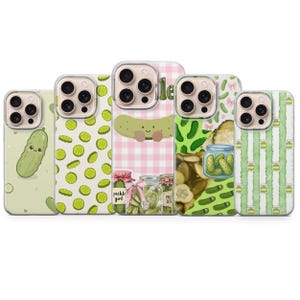 Puede incluir: Cinco fundas para smartphone con varios diseños de pepinillos. Los patrones incluyen un pepinillo sonriente, rodajas de pepinillo, un fondo de cuadros rosa con frascos etiquetados como pickle girl y pickle love, un collage de pepinillos y rayas verdes.
