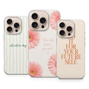 Può includere: Tre cover per smartphone con design distinti. La cover a sinistra presenta linee ondulate verde chiaro e il testo "all will be okay.". La cover centrale mostra gerbere rosa e il testo "Your only limit is your mind.". La cover a destra riporta il testo "DO IT FOR YOUR FUTURE SELF." in arancione.