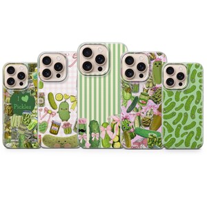 Puede incluir: Cinco fundas para smartphone con varios diseños temáticos de pepinillos. Las fundas muestran patrones de pepinillos verdes, frascos, lazos rosas y rayas. Una funda incluye un círculo verde con el texto I heart Pickles. Los diseños son coloridos.