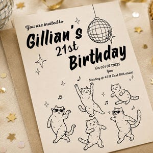 Puede incluir: Una tarjeta de invitación de cumpleaños color crema con dibujos de líneas negras de una bola de discoteca, estrellas, notas musicales y cinco gatos bailando. El texto dice: You are invited to Gillian's 21st Birthday, On 02/07/2025, 7pm.