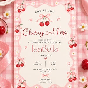 Peut inclure: Une carte d'invitation d'anniversaire rectangulaire avec une bordure vichy rose et blanche, ornée d'illustrations de cerises nouées par des rubans roses et de petites fleurs blanches. Le texte indique : She is the Cherry on Top, join us for a birthday party honoring Isabella, turns 3, Sat Nov 15, 5:00 P.M., 413 Maria Reiche Ave. Nasca, CA, RSVP to 123-456-7890.