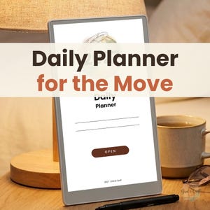 Può includere: Un tablet digitale che mostra uno schermo bianco con il testo Daily Planner for the Move, un'intestazione Daily Planner, due linee orizzontali e un pulsante marrone con l'etichetta OPEN. In basso appare il testo 2027 - Grid & Quill.