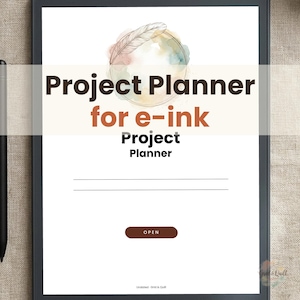 Op de afbeelding: Een digitale projectplanner voor e-ink apparaten met een veerillustratie boven een aquarel cirkel. Het scherm toont de tekst Project Planner for e-ink, Project Planner en een open knop. Een zwarte stylus ligt aan de linkerkant van het apparaat.