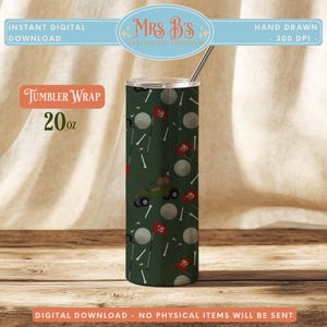 Könnte beinhalten: Eine 591 ml Becherhülle mit Golf-Motiv. Das Design zeigt Golfbälle, Fahnen und Golfwagen auf einem dunkelgrünen Hintergrund. Die Becherhülle trägt den Text "Tumbler Wrap" und "20 oz".