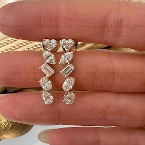 Pendientes colgantes de diamantes de formas variadas, chapados en oro blanco, con cierre de rosca. Joyería nupcial.