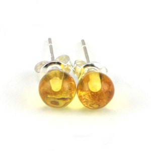 Boucles d&#39;oreilles clous en ambre baltique naturel couleur citron pièces en forme de boule ronde polies transparentes