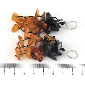 Pendientes colgantes de ámbar báltico natural con cuentas pulidas multicolores en capas con patrón de oscuro a claro