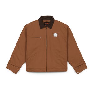 Puede incluir: Una chaqueta de trabajo marrón con cuello de pana marrón oscuro, cremallera frontal completa y mangas largas con puños abotonados. La prenda incluye un pequeño bolsillo en el pecho con cremallera, dos bolsillos laterales y un parche circular.