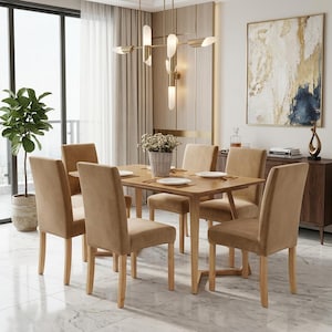 Op de afbeelding: Een rechthoekige houten eettafel met zes bijpassende stoelen bekleed met beige stof. De tafel is gedekt met witte borden en een centrale gevlochten mand met witte bloemen. Het meubilair heeft lichthouten poten en een gladde afwerking.