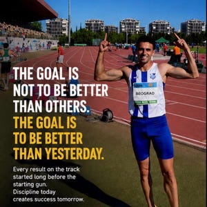 Könnte beinhalten: Ein Läufer in einem weiß-blauen Tanktop und blauen Shorts auf einer Laufbahn. Der Text lautet: THE GOAL IS NOT TO BE BETTER THAN OTHERS. THE GOAL IS TO BE BETTER THAN YESTERDAY. Every result on the track started long before the starting gun. Discipline today creates success tomorrow. NEMANJA CEROVAC RUNNING COACH.