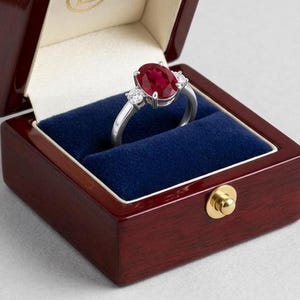 Anello di fidanzamento ovale con rubino, anello a tre pietre, anello con gemma rossa in stile vintage, anello da cocktail in argento sterling o oro massiccio, regalo di alta gioielleria