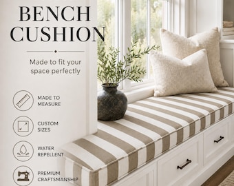 Op de afbeelding: Een op maat gemaakt bankkussen met een beige en wit gestreept patroon ligt op een witte ingebouwde vensterbank. De afbeelding bevat de tekst: CUSTOM BENCH CUSHION, Made to fit your space perfectly, MADE TO MEASURE, CUSTOM SIZES, WATER REPELLENT, PREMIUM CRAFTSMANSHIP.