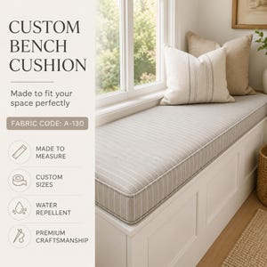 Op de afbeelding: Een op maat gemaakt bankkussen van lichtgrijze en witte gestreepte stof, geplaatst op een witte houten vensterbank. De afbeelding bevat de tekst: CUSTOM BENCH CUSHION, Made to fit your space perfectly, FABRIC CODE: A-130, MADE TO MEASURE, CUSTOM SIZES, WATER REPELLENT, PREMIUM CRAFTSMANSHIP.