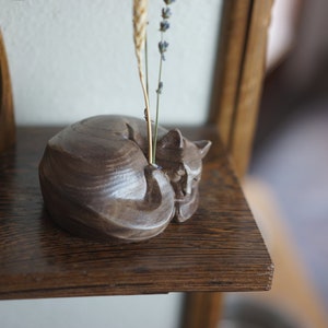 Schlafende Katzenvase aus Holz. hält Trockenblumen. (kein Wasser). Was für ein schöner Katzenpflanztopf aus Holz.