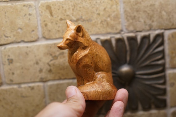 マホガニーのキツネの彫刻、手彫りの木製置物 - Etsy 日本
