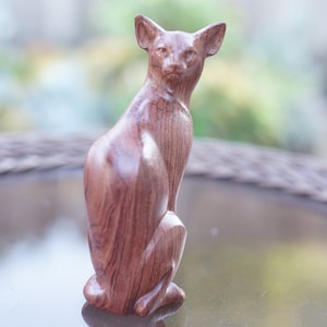 Abyssinian Wooden Cat Figurine. Made of solid Bubinga and different hardwoods. very elegant cat sculpture. Classi pose. Turning to the rear.