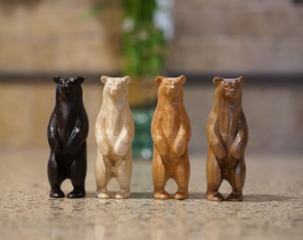 Statue d'ours en bois. Fabriqué à partir de différents bois durs. Posture debout. Disponible en différentes espèces. 4 pouces de hauteur.