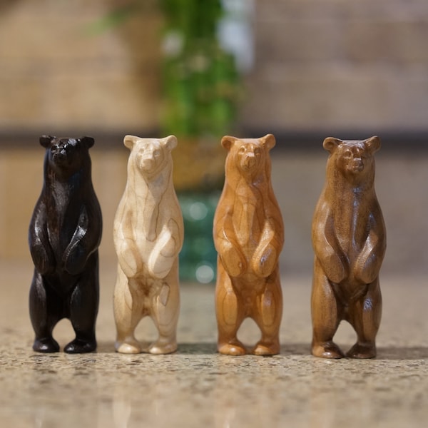 Statue d'ours en bois. Fabriqué à partir de différents bois durs. Posture debout. Disponible en différentes espèces. 4 pouces de hauteur.