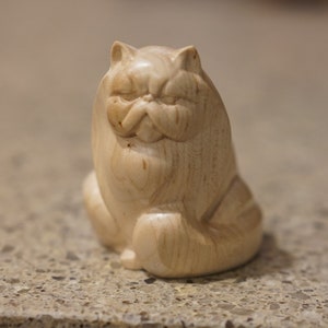 Persische Katze. Hölzerne Katzenfigurine. Katze mit flachem Gesicht. Hergestellt aus massiver weißer Eiche und verschiedenen Harthölzern.