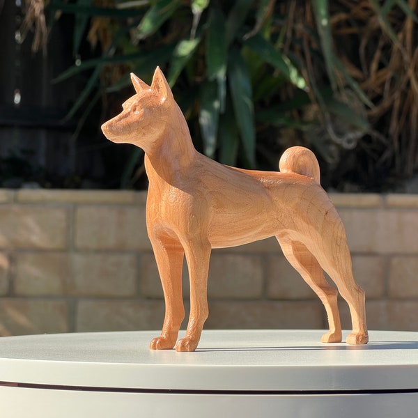 Sculpture basenji précieuse en cerisier exquis, wengé africain, noyer et érable - Souvenir d'un animal de compagnie fabriqué à la main.