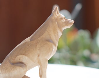 Statue oder Skulptur des Weißen Deutschen Schäferhundes. Aus einem massiven Block Hartahorn geschnitzt. Sitzende aufmerksame Haltung.