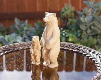 Estatua de oso de madera. Tallada en un bloque sólido de arce duro. Pose de pie. Disponible en diferentes tamaños. Solo se incluye un oso con la compra.
