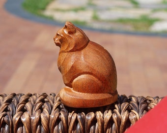 Estatueta de gato de madeira. Gato gordinho Feito de mogno africano sólido e diferentes madeiras nobres.