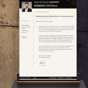 Könnte beinhalten: Eine professionelle Bewerbungsvorlage für eine Stelle im Kundenservice in Schwarz und Creme, mit einem Platzhalterfoto eines Mannes im Anzug sowie Textfeldern für Kontaktdaten, Unternehmensinformationen und ein formelles Anschreiben.