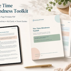 Puede incluir: El Time Blindness Toolkit es un PDF imprimible de 46 páginas que incluye rutinas, tarjetas para niños y guías para padres. El documento se muestra en una pantalla de tableta y en páginas impresas con tonos pastel y un bolígrafo dorado.
