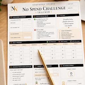 Könnte beinhalten: Ein weißer No Spend Challenge Tracker aus Papier mit schwarzem Text und goldenen Akzenten. Das Layout enthält Abschnitte für Regeln, einen Monatskalender, eine Checkliste für Ausgabenversuchungen und Sparziele, ergänzt durch einen goldenen Stift.