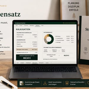 Könnte beinhalten: Ein Laptop mit einer Stundensatz-Rechner-Tabelle, Finanzdaten, einem Kreisdiagramm und einem Stundensatz von 68,54 €. Daneben liegen ein gedruckter Quick-Start-Guide, eine schwarze Tasse mit Baum-Logo und ein Notizbuch mit handschriftlichen Notizen.