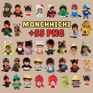 Puede incluir: Una colección de muñecos Monchhichi con diversos atuendos, incluyendo disfraces de animales, sombreros y ropa de temporada, junto al texto MONCHHICHI +55 PNG. Los muñecos tienen pelaje marrón, caras redondas y chupetes en la boca.