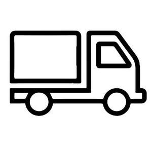 Puede incluir: Un icono de arte lineal en blanco y negro de un camión de caja. El gráfico presenta un área de carga rectangular, una cabina con una ventana trapezoidal y dos ruedas circulares. El diseño está compuesto por contornos gruesos y marcados.