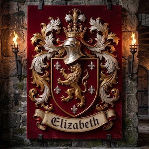 Può includere: Un arazzo rettangolare con sfondo in velluto rosso intenso e uno stemma centrale. L'emblema presenta un leone dorato, un elmo argentato, una corona e decorazioni a volute oro e argento. Un nastro nella parte inferiore riporta il nome Elizabeth.