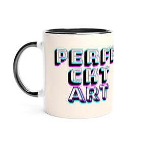 Op de afbeelding: Een crèmekleurige keramische mok met een zwarte handgreep en binnenrand. De voorzijde is voorzien van de tekst "PERFECT ART" in een vet, driedimensionaal bloklettertype met gelaagde cyaan, magenta en zwarte contouren voor een glitch-effect.