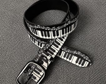 Cintura con tasti di pianoforte: motivo musicale vintage bianco e nero, fibbia in metallo, accessorio da vita
