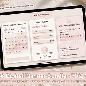 Può includere: Un tablet digitale che mostra un pacchetto di pianificazione digitale 2026 con una combinazione di colori rosa tenue. Lo schermo mostra un calendario mensile per gennaio 2026, un budget tracker con grafici di entrate e uscite e un planner Ramadan.