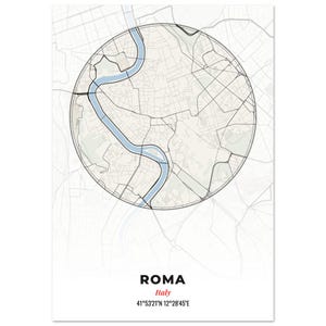 Può includere: Una stampa cartografica rettangolare che presenta una disposizione circolare delle strade di Roma, Italia. Il design include un fiume azzurro che serpeggia al centro, linee stradali nere e il testo ROMA, Italy, e 41°53'21"N 12°28'45"E in basso.
