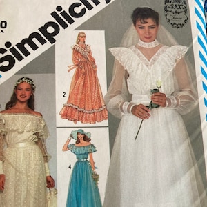 Puede incluir: Patrón de costura Simplicity con ilustraciones de vestidos de novia vintage. El patrón incluye diseños para un vestido de novia blanco con velo y un vestido de manga larga con cuello con volantes. También se muestra un vestido azul.