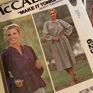 Può includere: Modello di cucito vintage McCall's con due donne che indossano abiti e top. Il modello include il testo "MAKE IT TONIGHT" e "WEAR IT TOMORROW!". Il prezzo è di $1,75. La donna a sinistra indossa un top viola, e la donna a destra un vestito floreale.