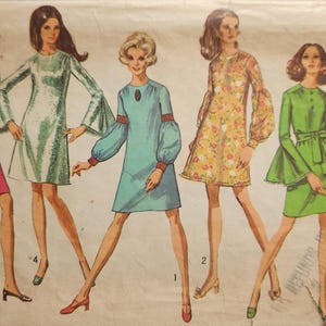 Puede incluir: Patrón de costura vintage con cinco vestidos de mujer de varios estilos. Los vestidos son en tonos rosa, verde, azul y amarillo, con detalles como mangas acampanadas y estampados florales. El patrón está etiquetado como "Miss Talla 16, Busto 38."