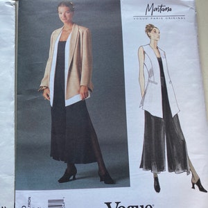 Puede incluir: Patrón de costura Vogue Patterns con una mujer en una blazer beige con ribete blanco, top negro y pantalón de pierna ancha. El patrón incluye un diseño de chaleco sin mangas. El número de patrón es 1540, tallas 8-10-12.