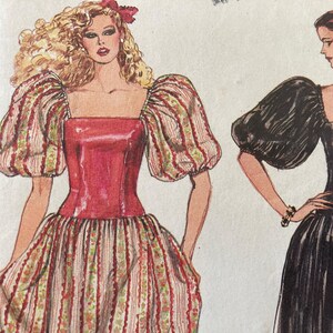 Puede incluir: Ilustración de un diseño de vestido vintage. El vestido presenta un corpiño rojo y una falda a rayas con detalles florales. Las mangas son abullonadas y a rayas, a juego con la falda. El diseño recuerda a la moda de los años 80.