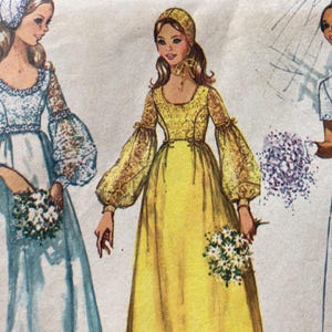 Könnte beinhalten: Eine Vintage-Schnittmuster-Illustration mit drei bodenlangen Kleidern. Ein Kleid ist hellblau mit Spitzenärmeln, eines ist gelb mit Spitzenärmeln und passender Kopfbedeckung, und eines ist weiß mit Spitzenbesatz und einem passenden Schleier.
