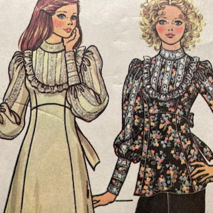 Puede incluir: Dos ilustraciones de mujeres con vestidos de estilo vintage con cuellos con volantes y mangas largas. El vestido de la izquierda es de color beige claro con un patrón a rayas, mientras que el vestido de la derecha es negro con estampado floral.