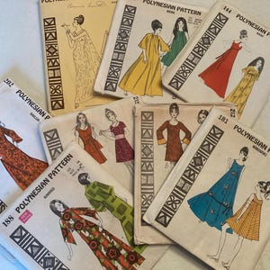 Może przedstawiać: Kolekcja vintage kopert z wykrojami "Polynesian Pattern". Koperty zawierają ilustracje sukienek w różnych kolorach, w tym czerwonym, żółtym i zielonym. Tekst "Polynesian Pattern" jest widoczny na kopertach.