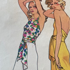 Puede incluir: Ilustración de dos mujeres con vestidos halter. Un vestido es blanco con un top halter floral y una faja a juego. El otro vestido es amarillo. Ambos vestidos tienen un diseño fluido y elegante, que recuerda a la moda de los años 70.
